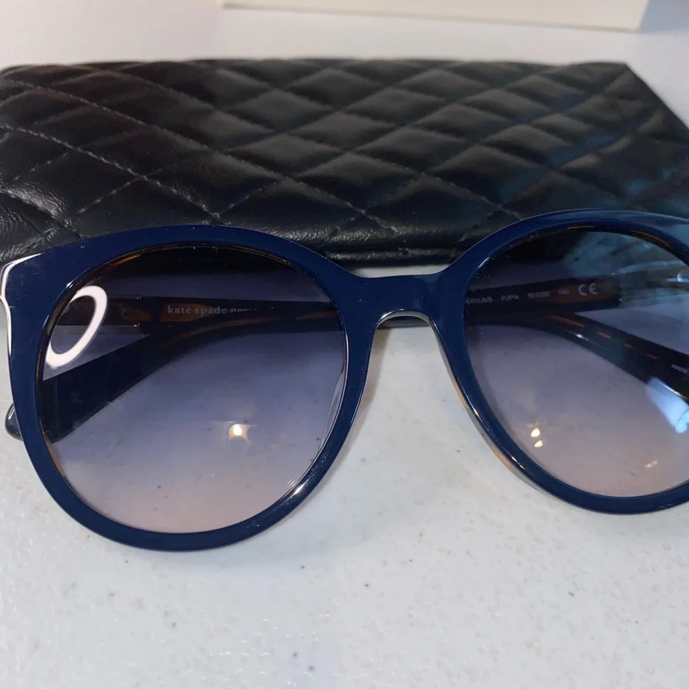 Kate Spade ♠️ Blue Sunglasses with Quilted Case - Picture 2 of 6